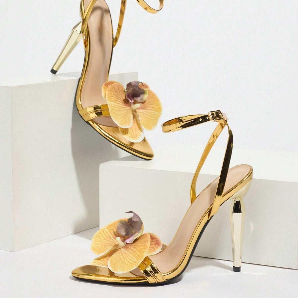 Women's Three-dimensional Floral Decorative Round Toe Stiletto Heel Sandals - D&A