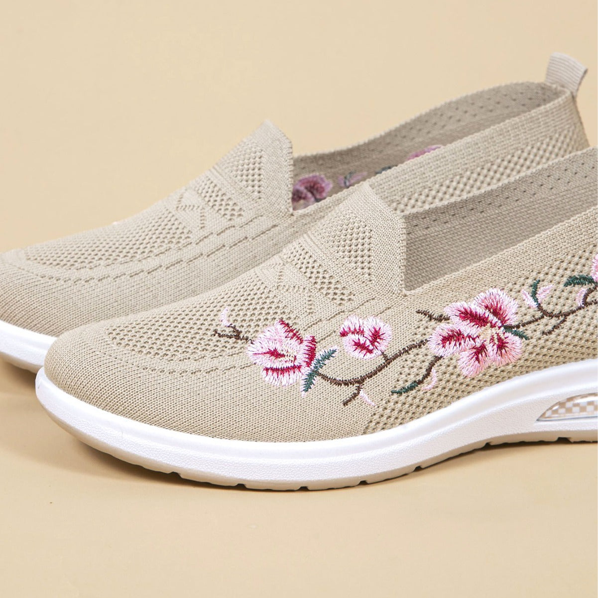 Women's Breathable Cloth Shoes Fashion Embroidery Soft Sole Shoes - D&A