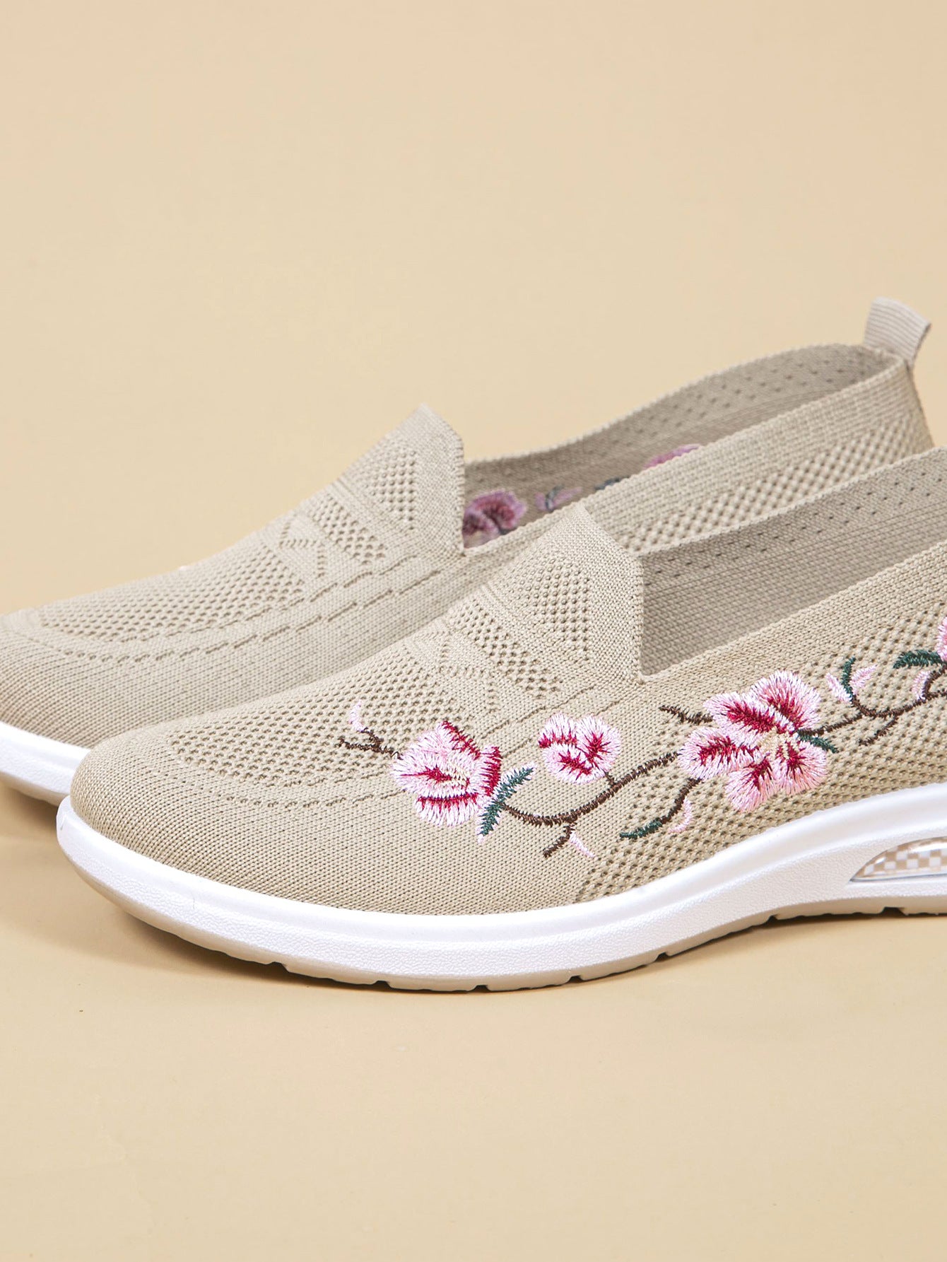 Women's Breathable Cloth Shoes Fashion Embroidery Soft Sole Shoes Khaki - D&A