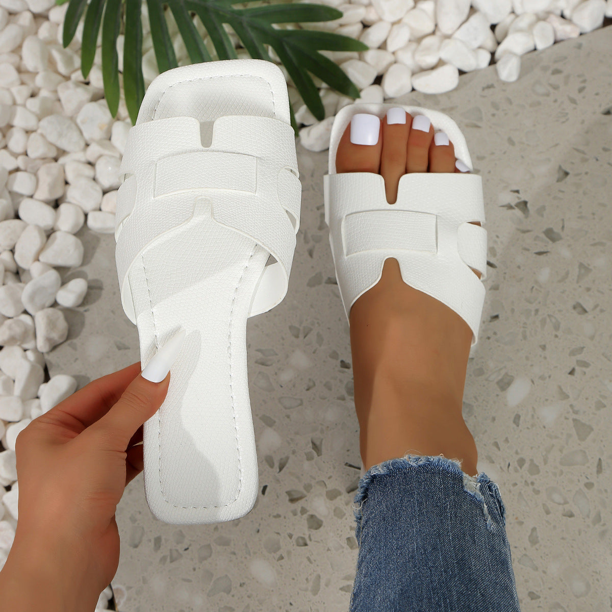 Solid Color Lightweight Flat Slippers Women's Outdoor Beach Sandals White - D&A