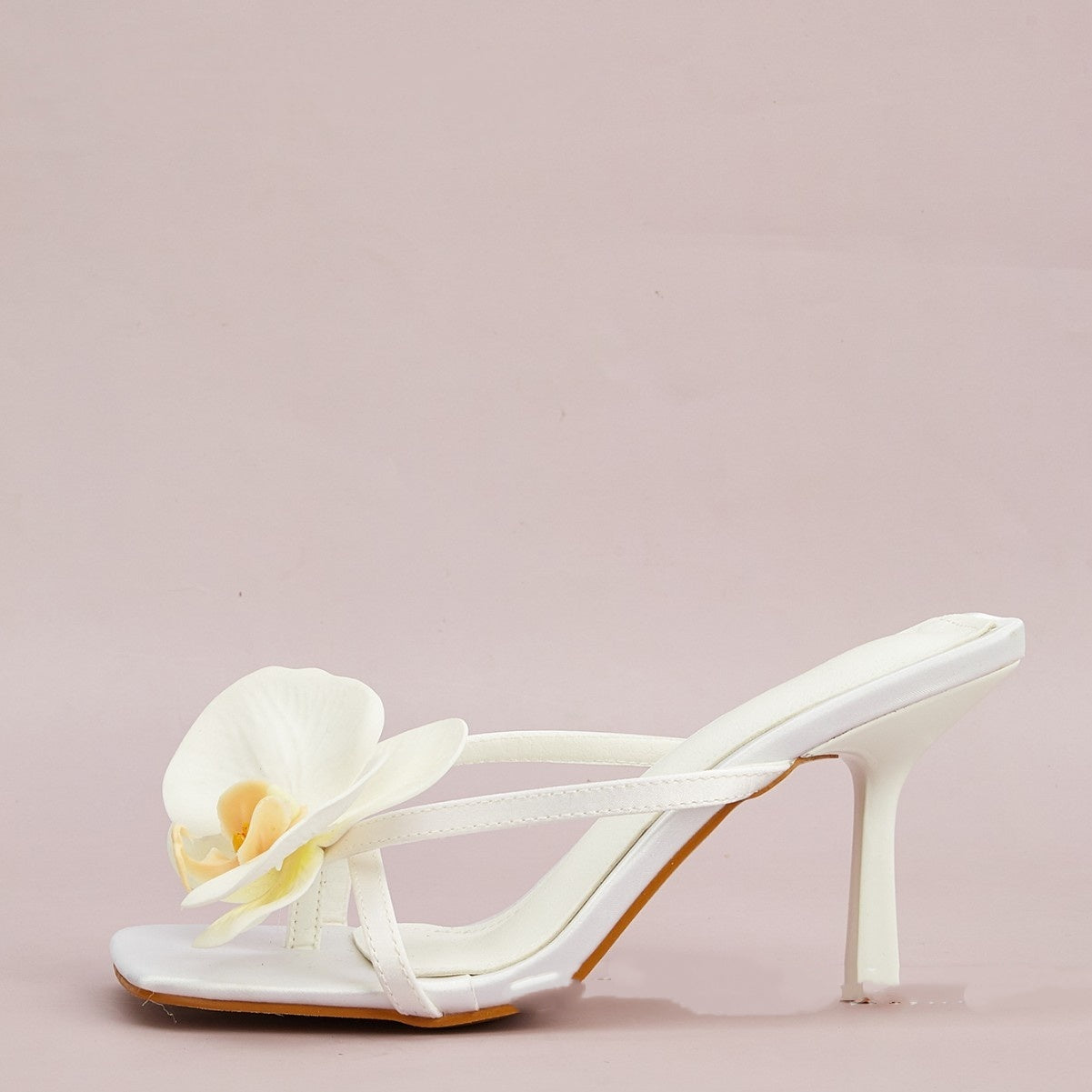 White Flower Decorative Flip-toe Square Toe High Heel Sandals - D&A