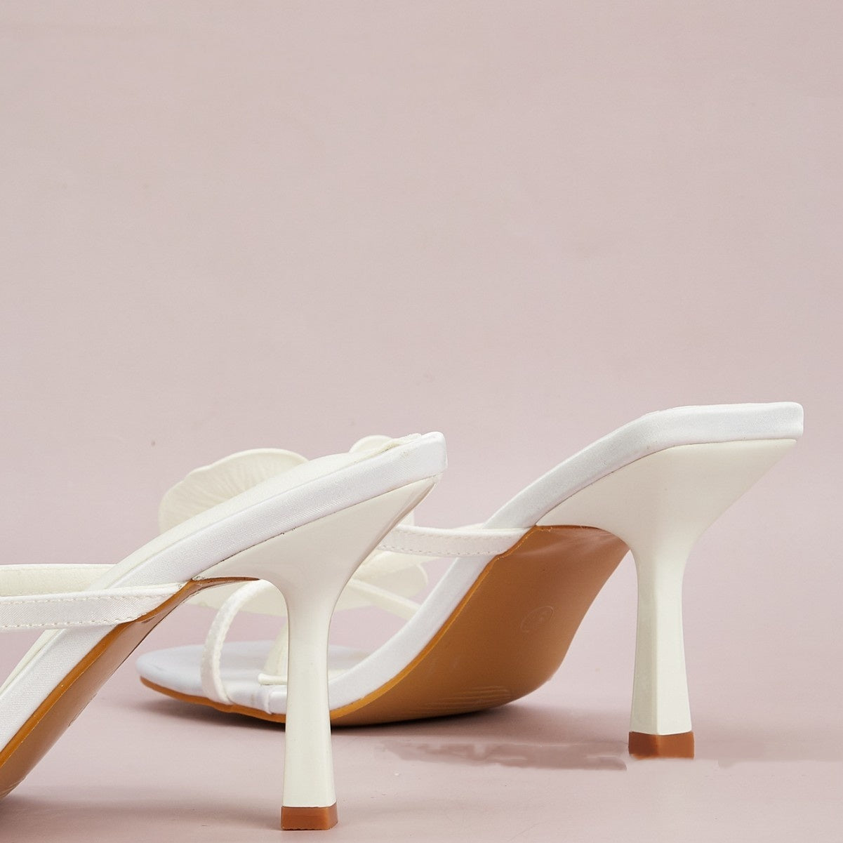White Flower Decorative Flip-toe Square Toe High Heel Sandals - D&A