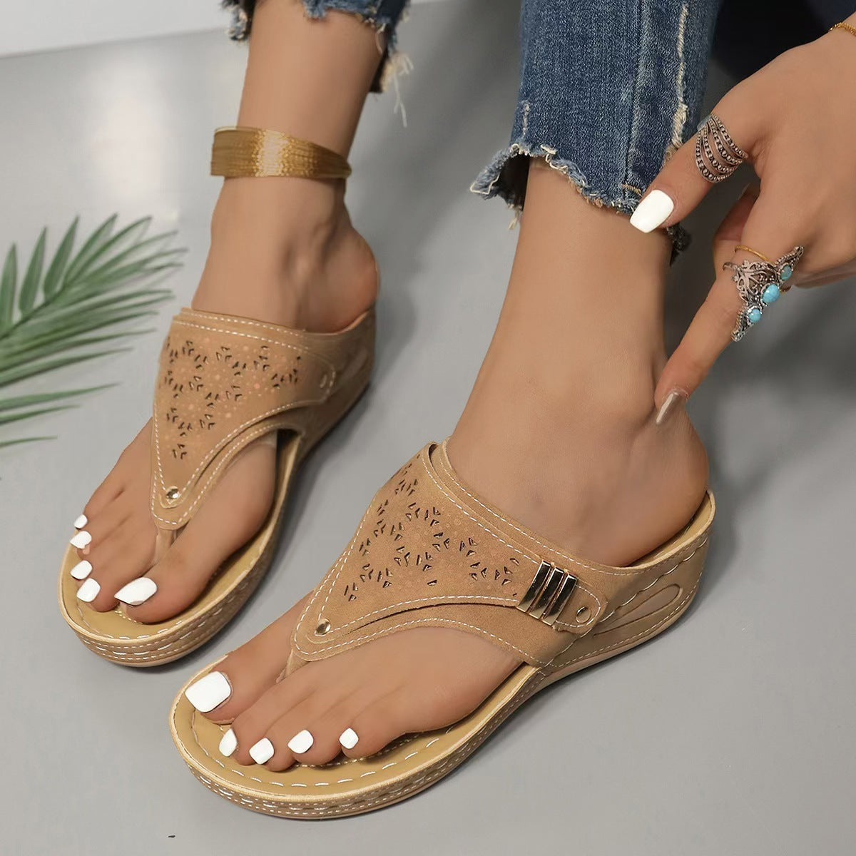 Fashion Hollowed-out Women's Flip-flops - D&A