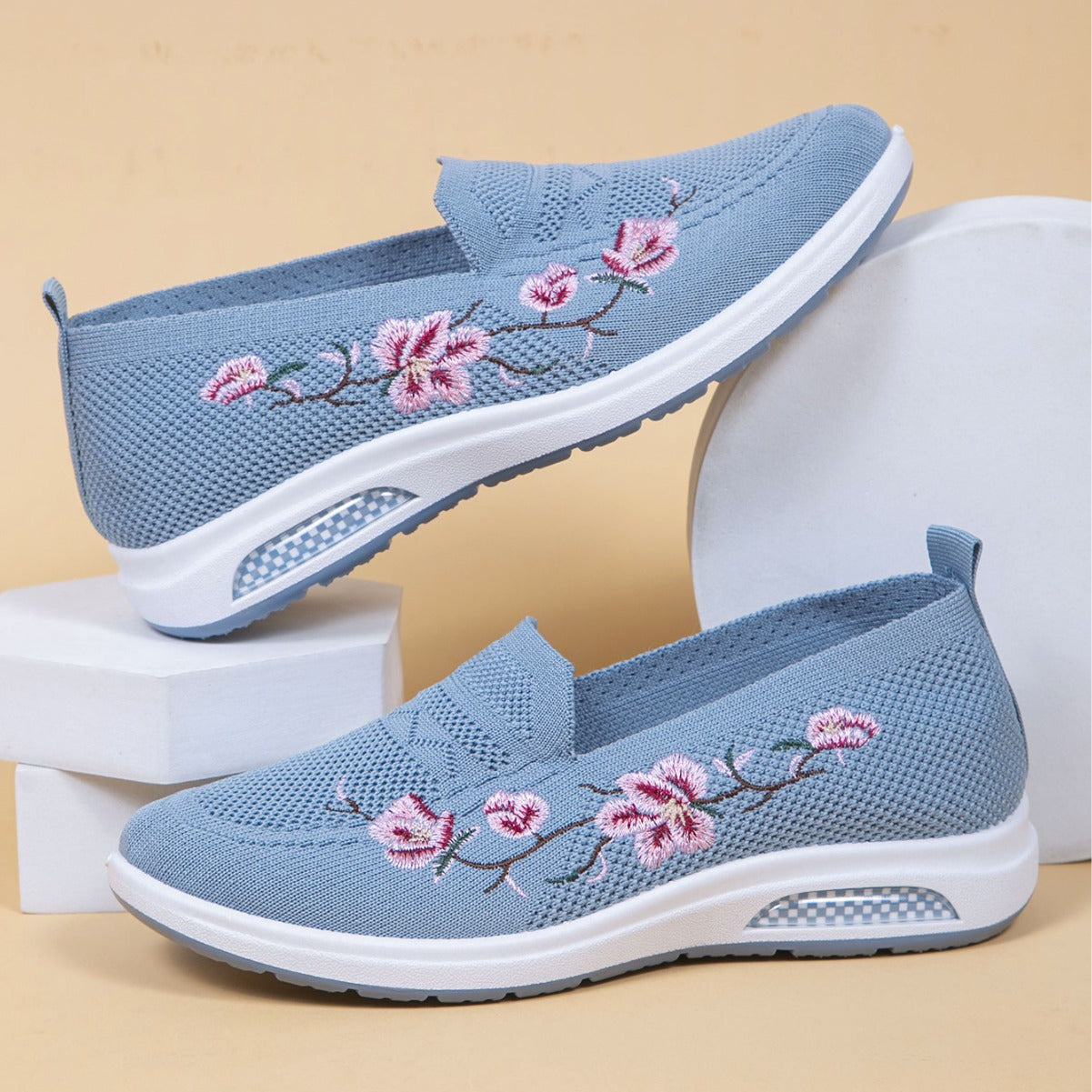 Women's Breathable Cloth Shoes Fashion Embroidery Soft Sole Shoes - D&A