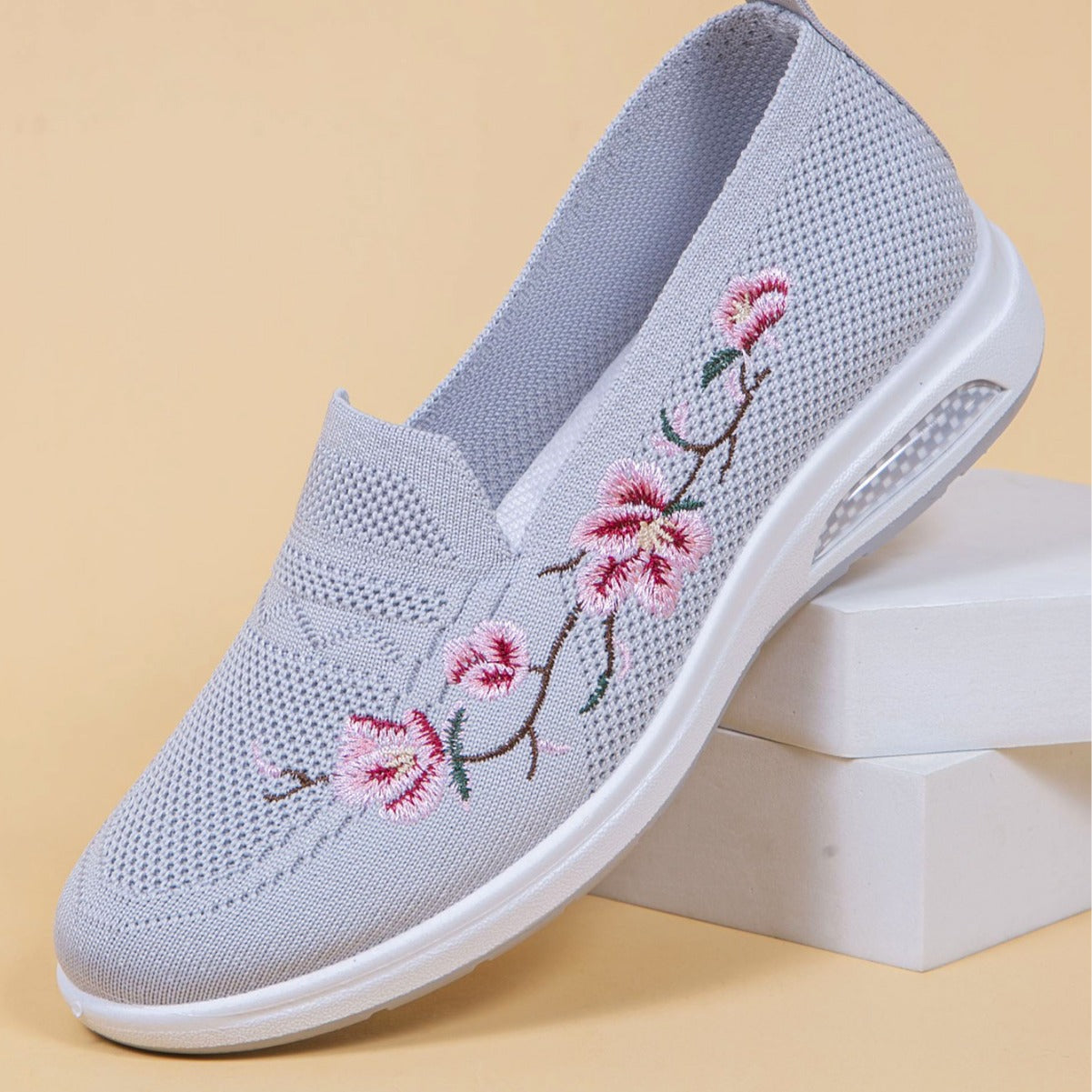 Women's Breathable Cloth Shoes Fashion Embroidery Soft Sole Shoes - D&A