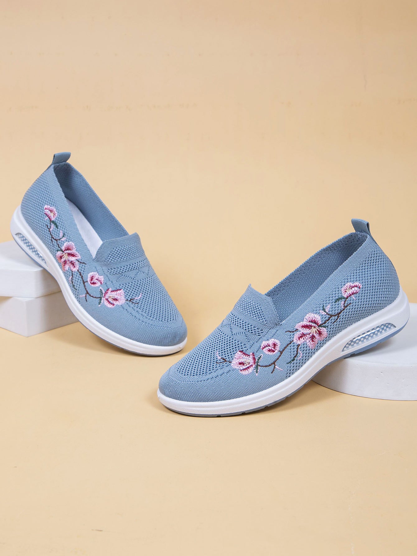 Women's Breathable Cloth Shoes Fashion Embroidery Soft Sole Shoes Sky Blue - D&A